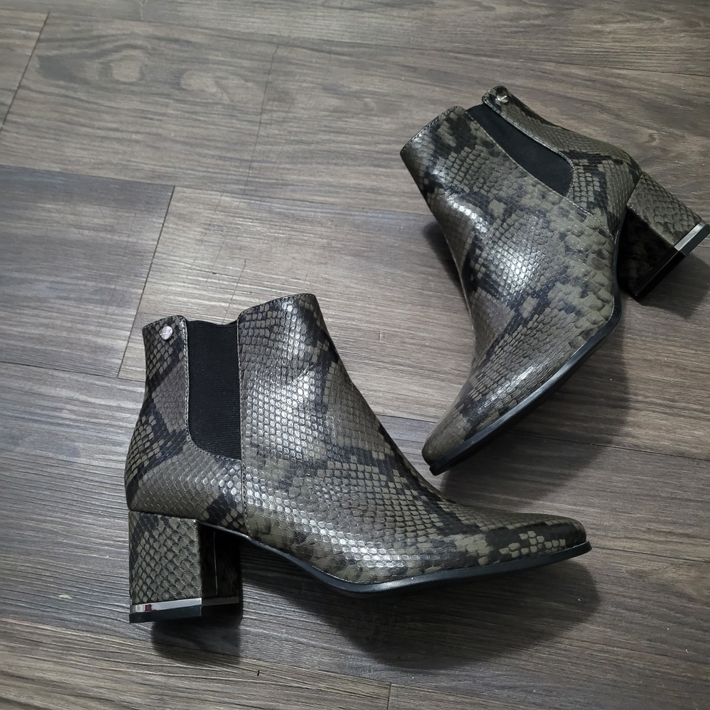 Calvin Klein Women's Fioranna Ankle Boots Size 7.5 Gray Black Booties Round Toe - Picture 2 of 9